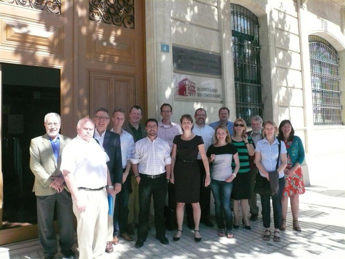 Equipo de la Universidad de Alicante desarrollador de la capucha de protección
