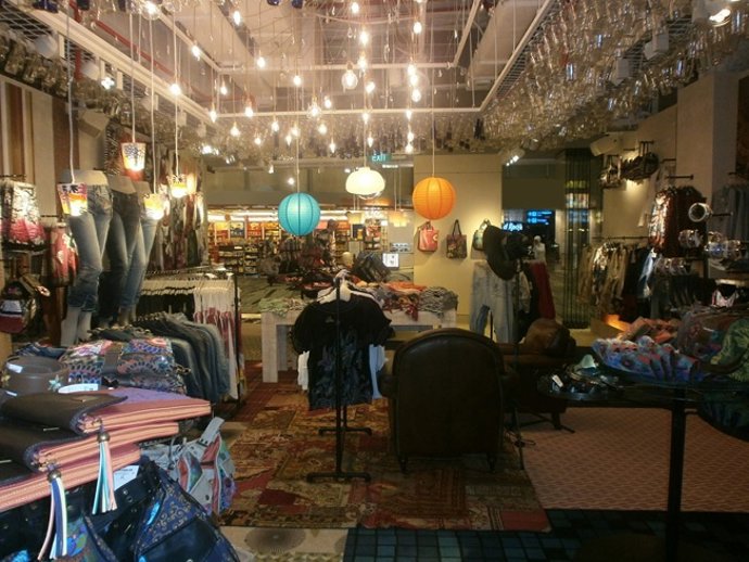 Interior De La Tienda De Desigual En El Aeropuerto De Changi (Singapur)