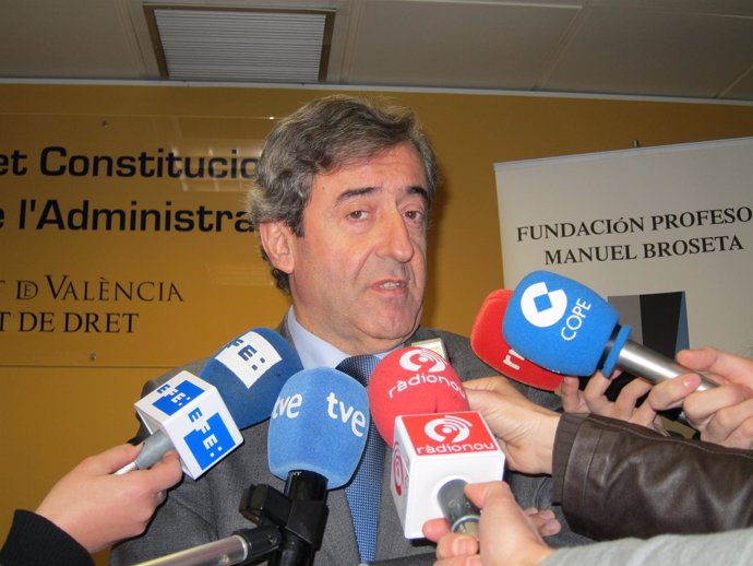 Fiscal Jefe De La Audiencia Nacional, Javier Zaragoza, Atendiendo A Los Medios 