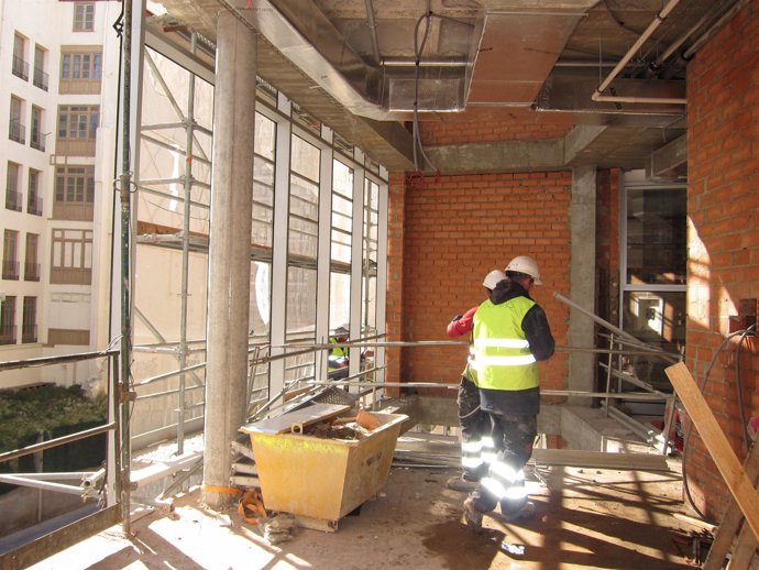 Obreros En El Nuevo Edificio De Audiencia Provincial De Zaragoza. Construcción
