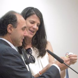 Ignacio Diego Y Ruth Beitia Con La Medalla