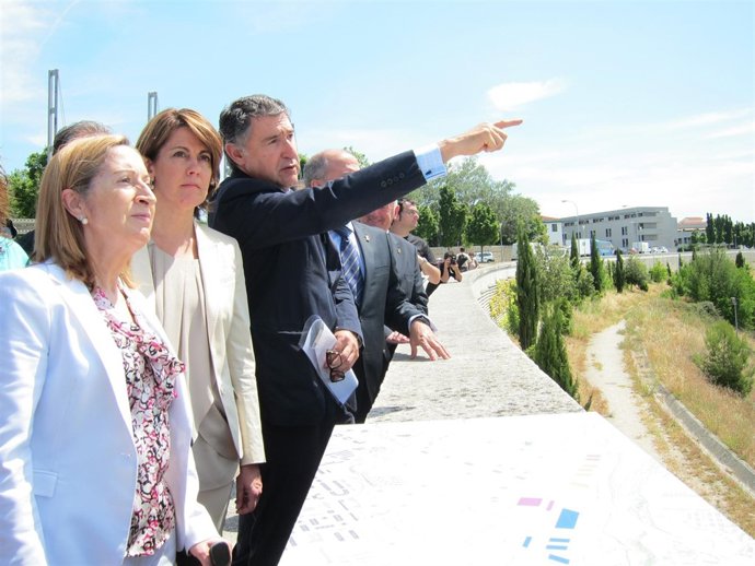 Pastor y Barcina visitando el emplazamiento de la futura estación del TAP.