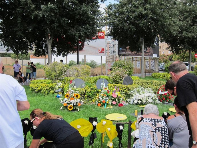 Familiares Y Amigos Depositando Flores En Recuerdo De Las Víctimas