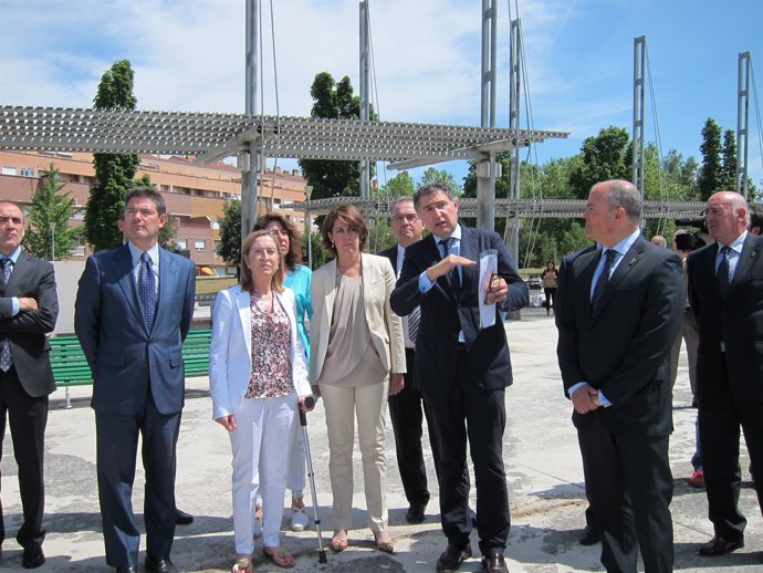Ana Pastor junto a Yolanda Barcina visitando el emplazamiento de la estación.