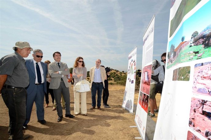 El vicepresidente de la Comunidad, Ignacio González (en el centro)