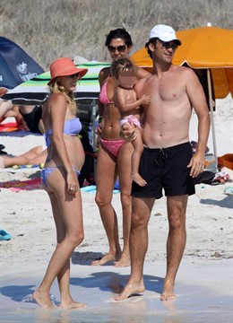 Carolina Cerezuela y Carlos Moyá disfrutan con su hija de unas vacaciones en Ibi