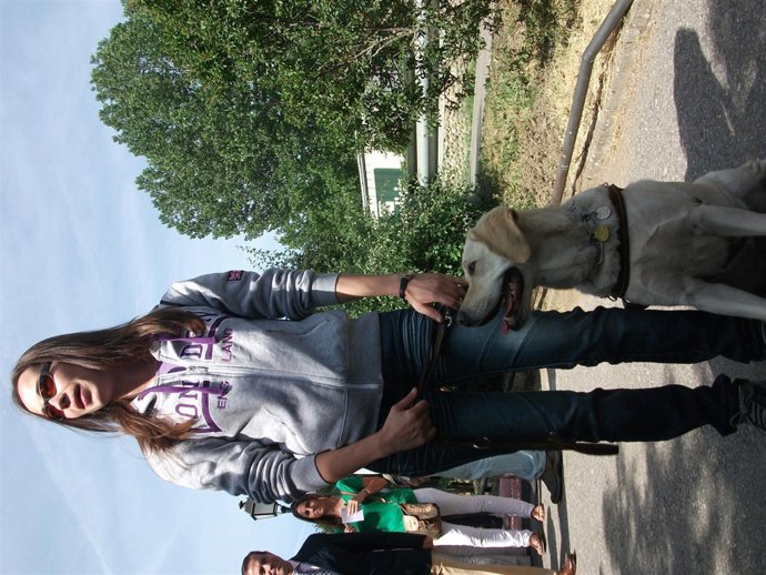 Estrella, acompañada de su perra Sindy.