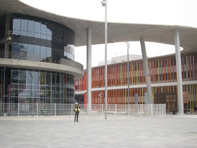 Edificios De Justicia Y Empresas En El Recinto De La Expo En Zaragoza