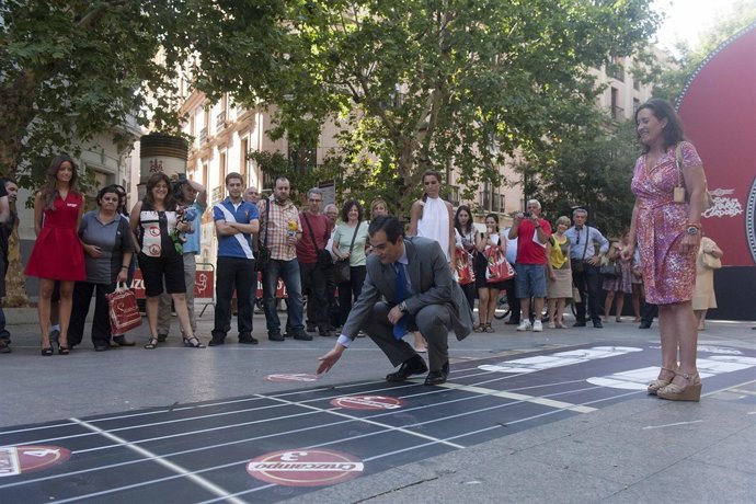 El Alcalde 'Toca' La Guitarra Gigante Observado Por Ada Bernal