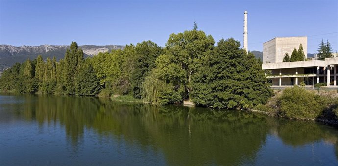 Vista Exterior De La Central Nuclear De Santa María De Garoña, Junto Al Ebro