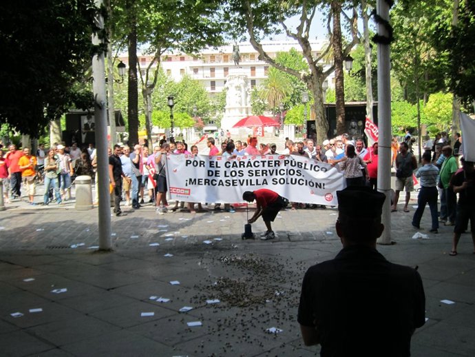 Pancartas de Mercasevilla ante el pescado y los moluscos podridos.