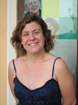 Alba Doblas Ante La Sede De IU En Córdoba