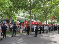 Cientos de personas se concentran frente a la Asamblea contra los "recortes" de los nuevos presupuestos de Aguirre
