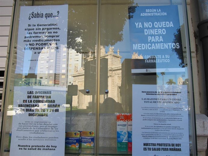 Carteles De Protesta Colgados En Las Farmacias Valencianas