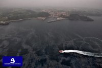 Los equipos de limpieza reanudan el operativo en las costas afectadas por el vertido de Aboño