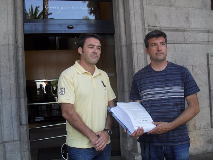 Ribas y Rodrigo antes de registrar las firmas en Conselleria de Presidencia