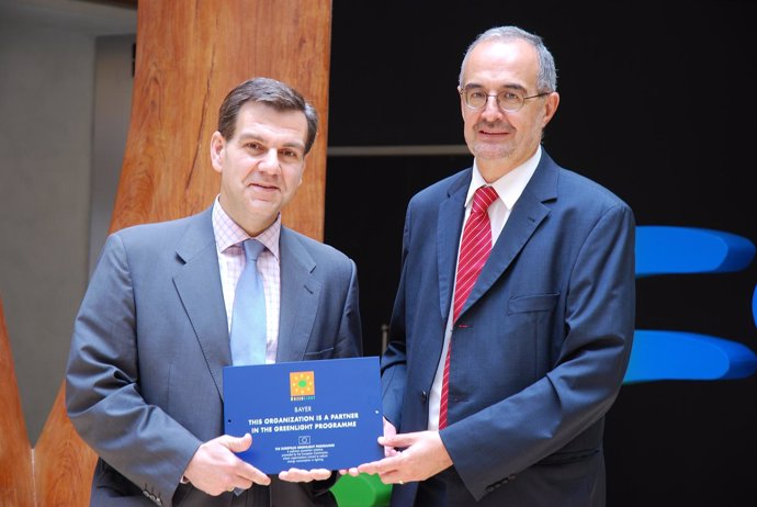 Antonio Saéz de Bayer recibe la placa GreenLight de la Comisión Europea