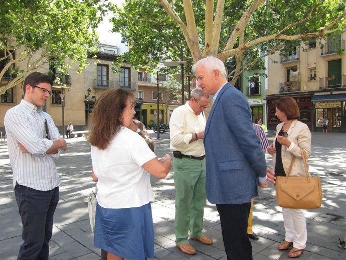 Eloy Suárez (PP) se ha reunido este miércoles con vecinos del Casco Histórico