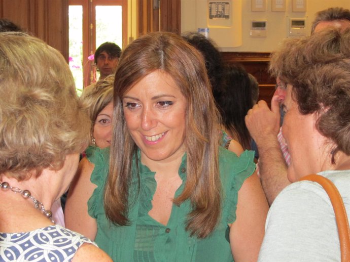 Susana Díaz Charla Con Asistentes A La Visita A La Nueva Sede Del IAM En Almería