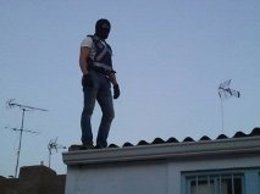 Un agente, durante la persecución del peligroso delincuente.