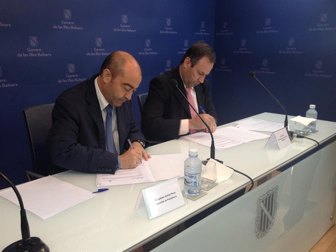 Gómez y Agea en el momento de la firma del convenio