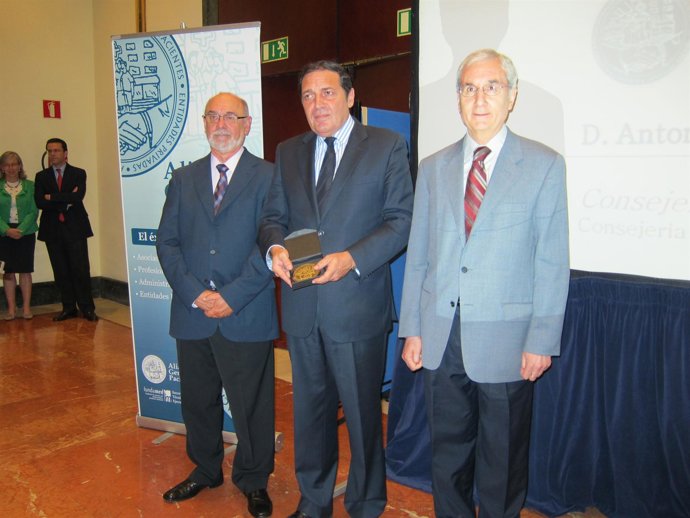 Sáez, junto a los presidentes de la Alianza y de la Fundación.