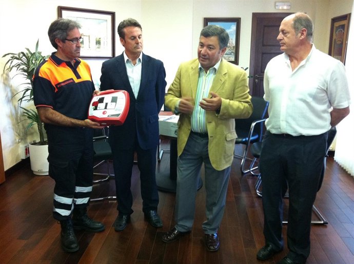 Acto de entrega del desfibrilador en el Ayuntamiento de Laguna.