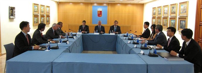 Bernal, Valcárcel y Ballesta con representantes de SK Lubricants y Respol