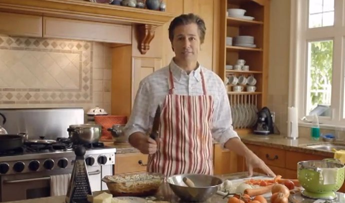 Doug Pitt cocinando en su casa.