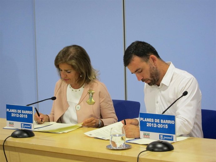 Ana Botella e Ignacio Murgui en la firma de cinco nuevos Planes de Barrio