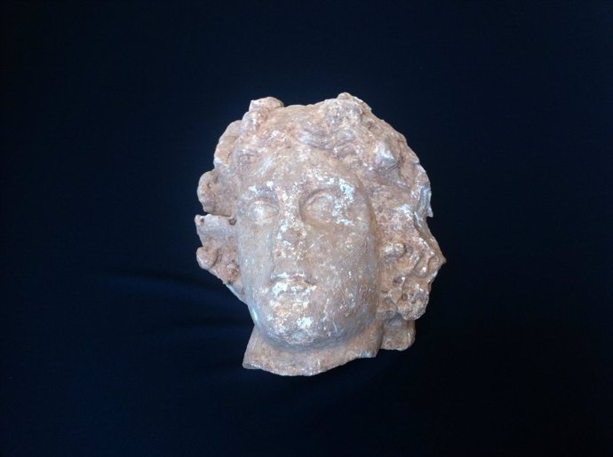 Cabeza de mármol encontrada en la vila romana de la Sagrera de Barcelona
