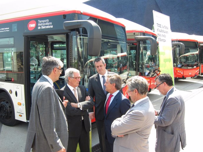 El alcalde, Xavier Trias, con los nuevos autobuses sostenibles de TMB