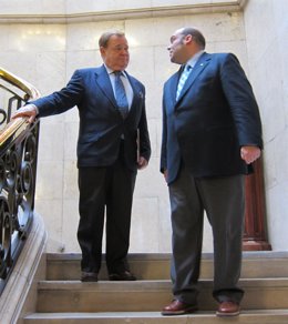 Vigón (izquierda) conversa con Caunedo, tras la reunión.