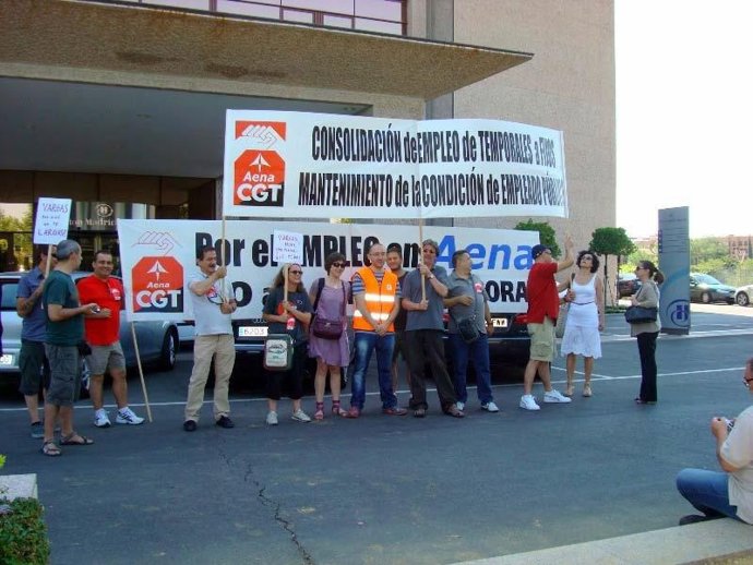 Concentración de trabajadores de Aena en el Hilton de Madrid