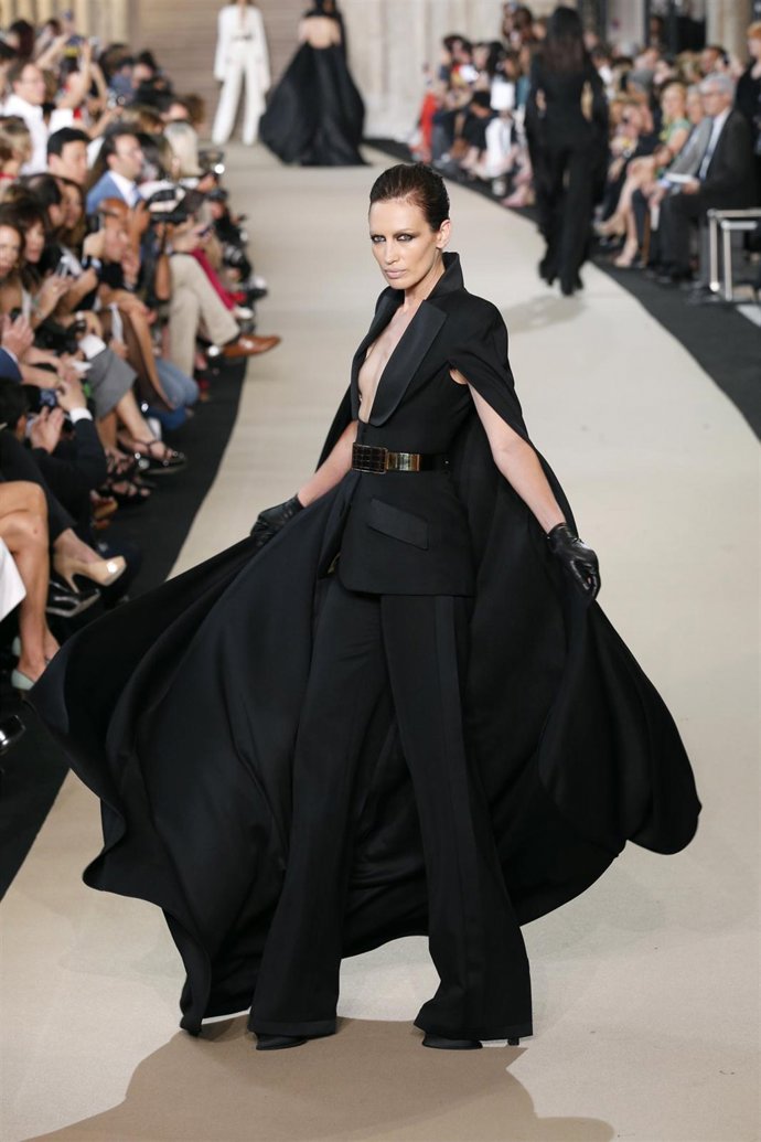 Nieves Álvarez se sube a la pasarela de Stéphane Rolland 