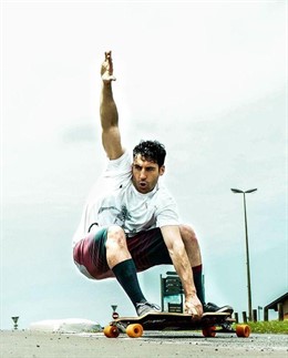 Miguel Ángel Silvestre en monopatín 