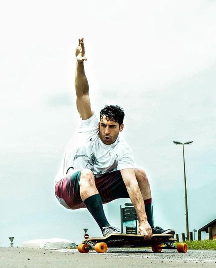 Miguel Ángel Silvestre en monopatín 