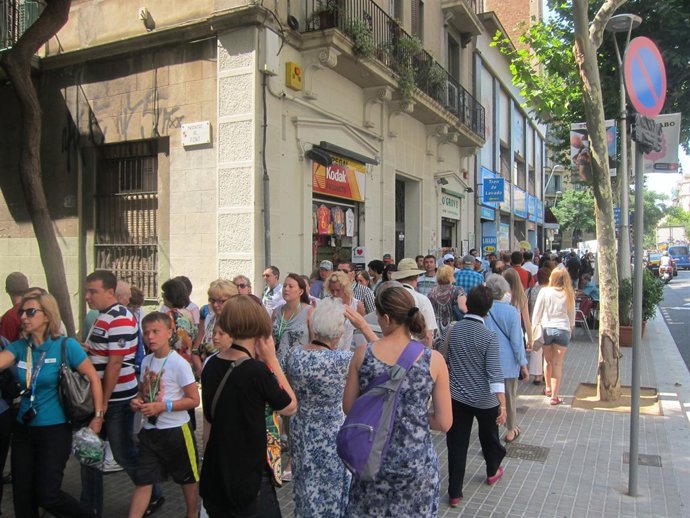 Grupos turísticos en la acera de la calle Mallorca, frente a la Sagrada Familia