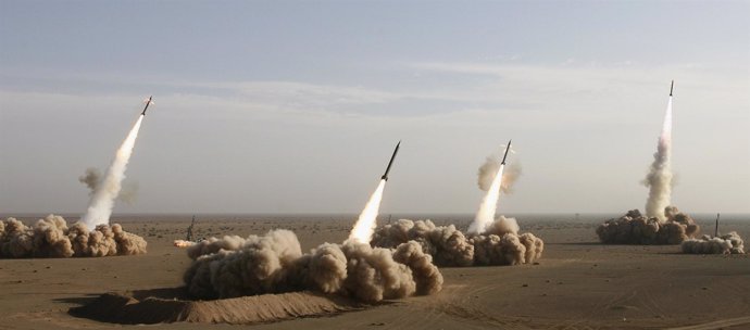 Irán prueba distintos tipos de misiles en el desierto