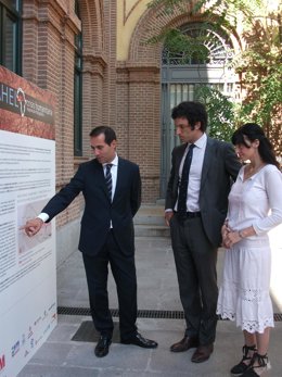 Victoria lee el cartel de bienvenida de la exposición