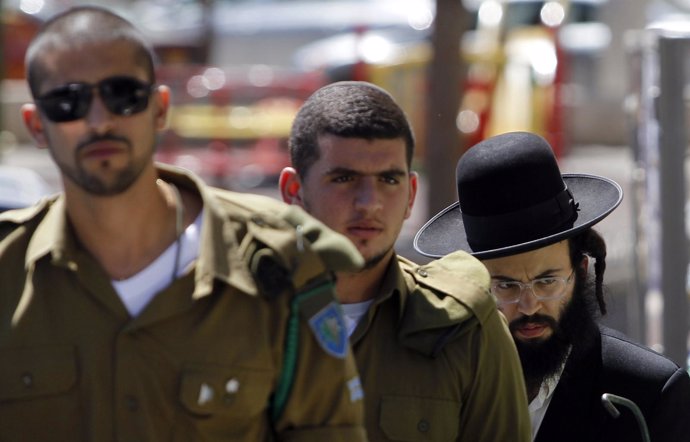 Un ultraortodoxo israelí junto a un grupo de militares de su mismo país
