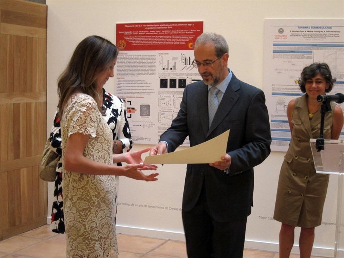 El rector de la USAL entrega uno de los premios del Certamen de Divulgación