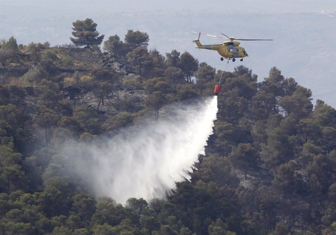 Tareas de extinción en el incendio de Valencia