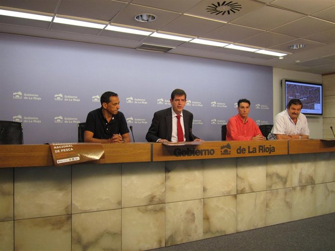 El consejero Nagore presenta el Campeonato Nacional de Pesca.