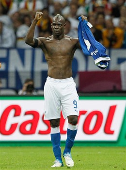 Mario Balotelli celebrando un gol
