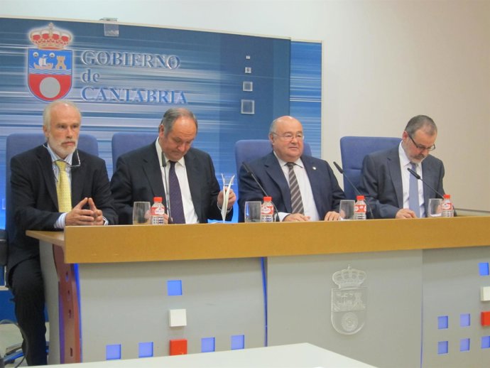 El consejero y el rector en la rueda de prensa