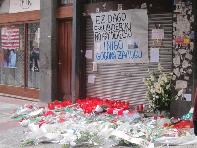 Flores y velas donde resultó herido de muerte Cabacas