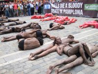 Peta y AnimaNaturalis protestan en Pamplona un año más contra los encierros y las corridas de toros de San Fermín