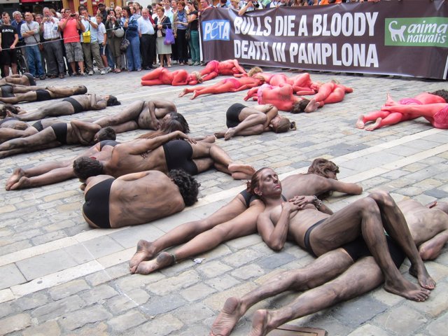 Integrantes de Peta y AnimaNaturalis protestando en Pamplona por los encierros.