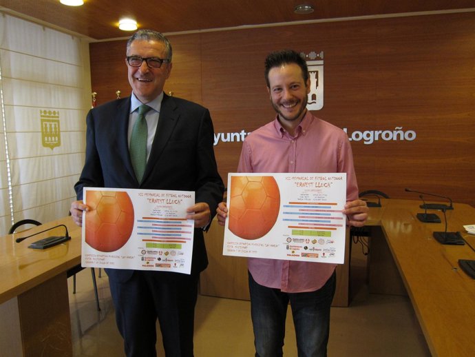 Royo y Ortiz, con el cartel anunciador del torneo